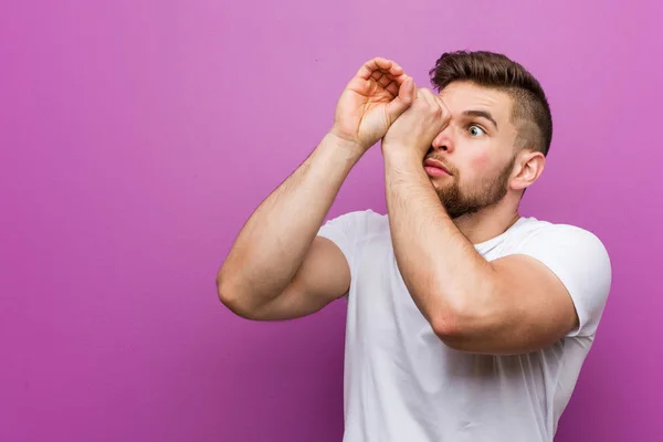 Jonge Knappe Blanke Man Die Ver Weg Kijkt Hem Hand — Stockfoto