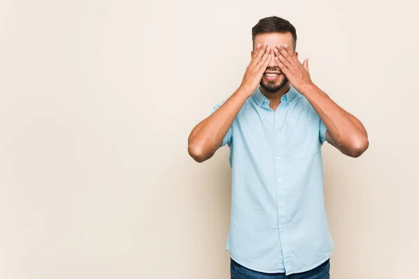 Joven Hombre Sudasiático Cubre Los Ojos Con Las Manos Sonríe — Foto de Stock