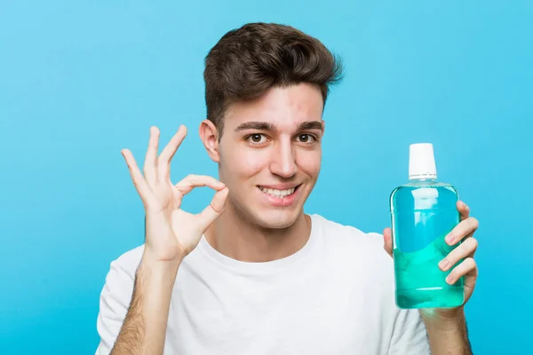 Jonge Blanke Man Met Een Mondspoeling Vrolijk Vol Vertrouwen Tonen — Stockfoto