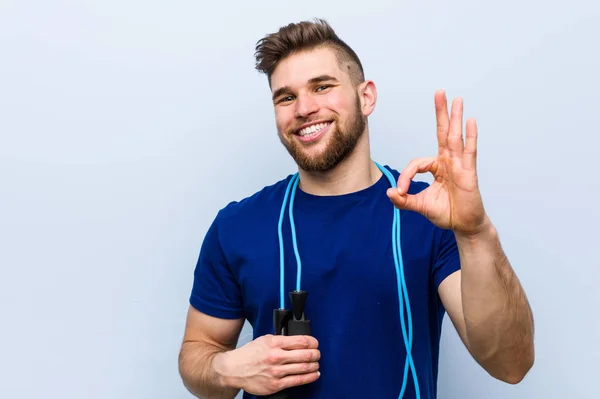 Giovane Sportivo Caucasico Con Una Corda Salto Allegro Fiducioso Mostrando — Foto Stock