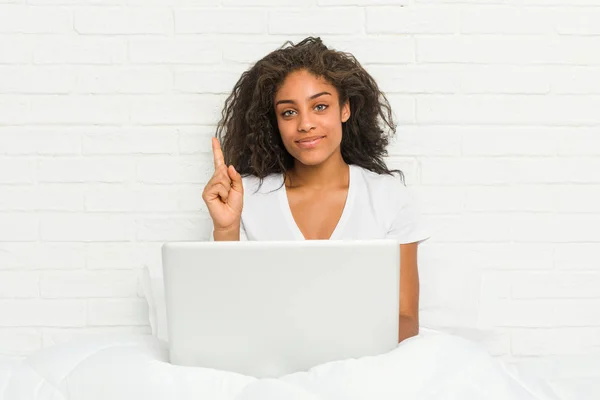 Jong Afrikaans Amerikaans Vrouw Zitten Het Bed Met Laptop Tonen — Stockfoto