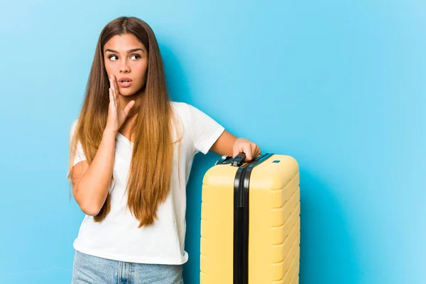 Joven Mujer Caucásica Sosteniendo Una Maleta Viaje Está Diciendo Una —  Fotos de Stock