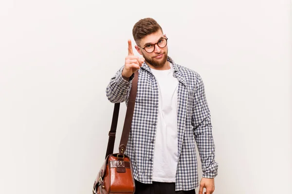 Jovem Homem Negócios Moderno Mostrando Número Com Dedo — Fotografia de Stock