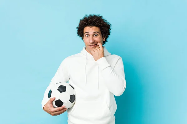 Homem Desportivo Segurando Uma Bola Futebol Mordendo Unhas Nervoso Muito — Fotografia de Stock