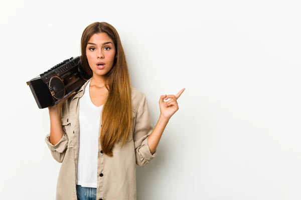 Νεαρή Καυκάσια Γυναίκα Που Κρατάει Ένα Όπλο Guetto Δείχνοντας Πλάι — Φωτογραφία Αρχείου