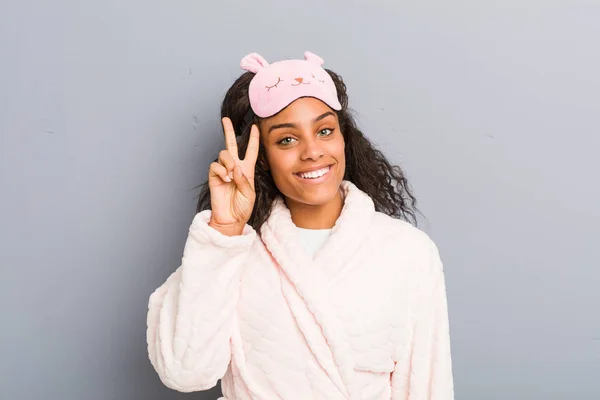 Молодая Африканская Американка Пижаме Маске Сна Показывает Знак Победы Широко — стоковое фото