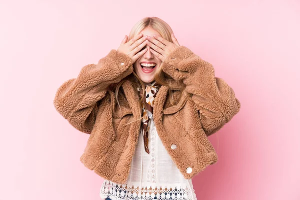 Mujer Rubia Joven Con Abrigo Sobre Fondo Rosa Cubre Los —  Fotos de Stock