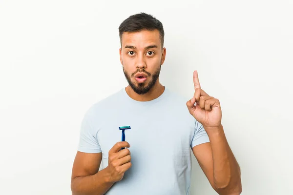 Joven Hombre Sudasiático Sosteniendo Una Hoja Afeitar Que Tiene Una — Foto de Stock