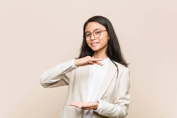 Jovem Mulher Chinesa Negócios Segurando Algo Com Duas Mãos Apresentação — Fotografia de Stock