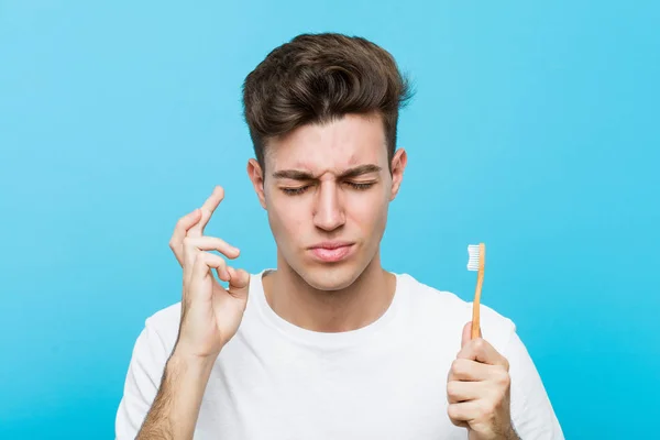 Joven Hombre Caucásico Sosteniendo Cepillo Dientes Joven Mujer India Usando — Foto de Stock