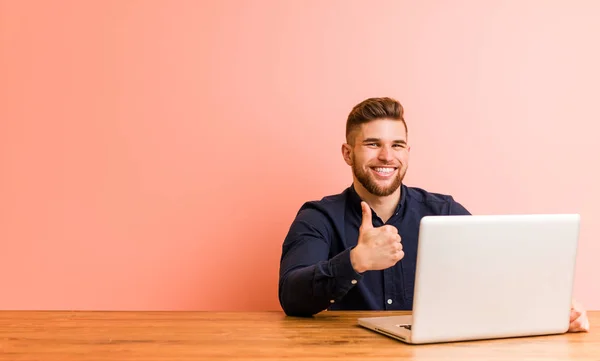 Ung Mann Som Jobber Med Laptopen Sin Smilende Løfter Tommelen – stockfoto