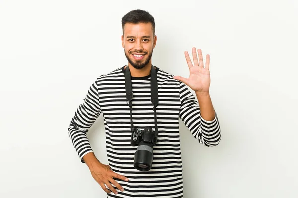 Joven Fotógrafo Sudasiático Sonriendo Alegre Mostrando Número Cinco Con Los —  Fotos de Stock