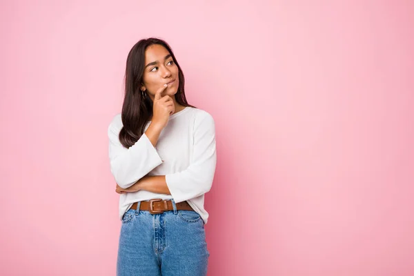 Jong Gemengd Ras Indiaanse Vrouw Kijken Zijwaarts Met Twijfelachtige Sceptische — Stockfoto