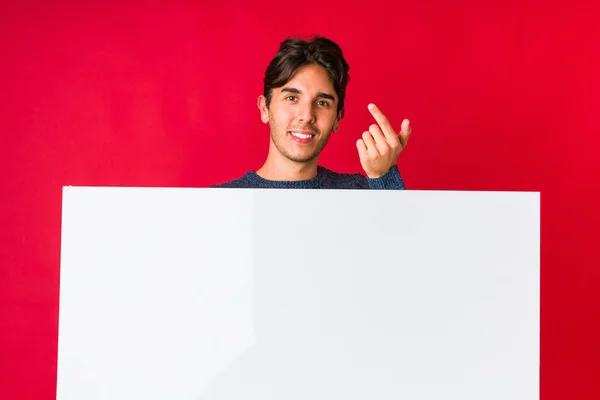 Młody Człowiek Tabliczką Wskazującą Palcem Ciebie Jakby Zapraszał Cię Bliżej — Zdjęcie stockowe