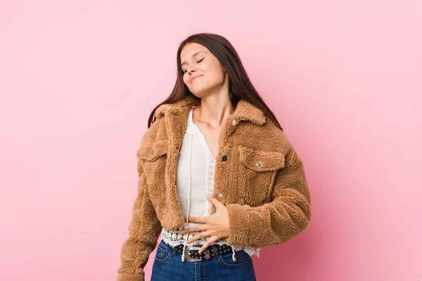 Jonge Leuke Vrouw Raakt Buik Glimlacht Zachtjes Eten Tevredenheid Concept — Stockfoto