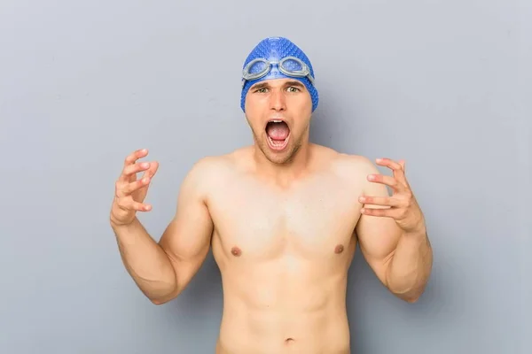 Jovem Nadador Profissional Homem Gritando Com Raiva — Fotografia de Stock