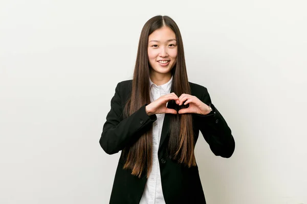 Junge Hübsche Chinesische Geschäftsfrau Lächelt Und Zeigt Eine Herzform Mit — Stockfoto