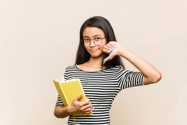 Junge Asiatische Studentin Hält Ein Buch Der Hand Das Eine — Stockfoto