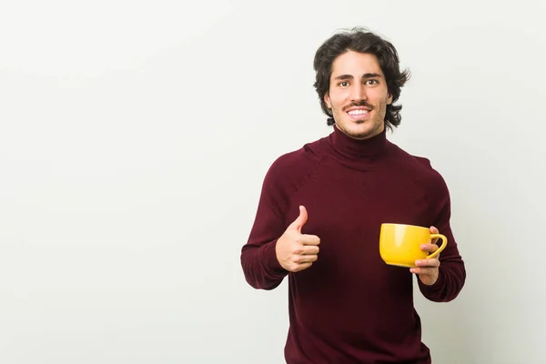 Joven Hombre Caucásico Sosteniendo Una Taza Café Sonriendo Levantando Pulgar — Foto de Stock