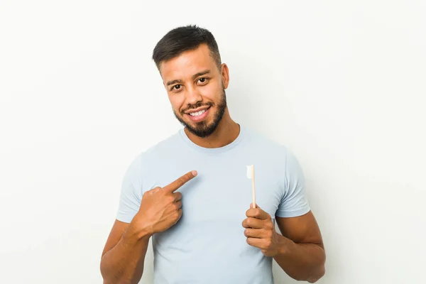 Mladý Jižanský Muž Držící Kartáček Zuby Ukazující Tebe Prstem Jako — Stock fotografie