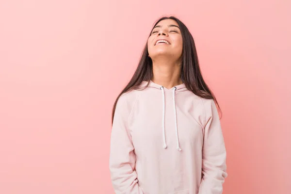 Jovem Mulher Árabe Bonita Vestindo Esporte Casual Olhar Relaxado Feliz — Fotografia de Stock