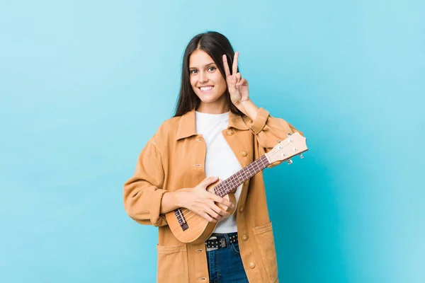 Junge Kaukasische Frau Mit Einer Ukelele Die Das Siegeszeichen Zeigt — Stockfoto