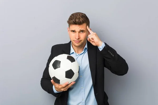 Młody Trener Piłki Nożnej Wskazując Swoją Świątynię Palcem Myśląc Koncentruje — Zdjęcie stockowe