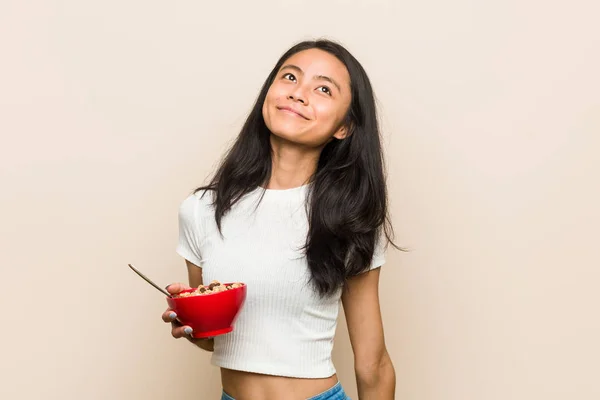 Ung Asiatisk Kvinna Som Håller Spannmålsskål Drömmer Att Uppnå Mål — Stockfoto