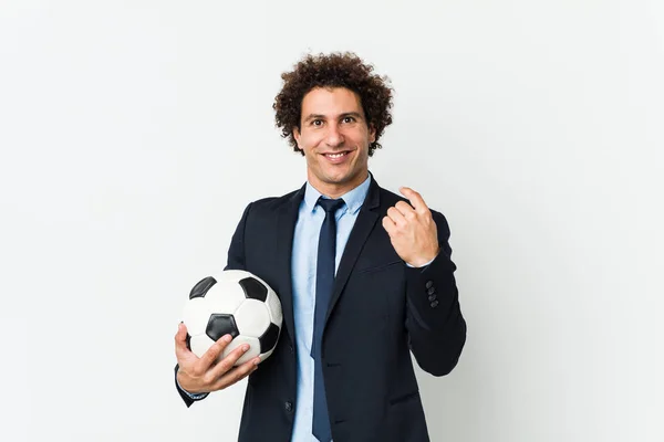 Trener Piłki Nożnej Trzyma Piłkę Wskazując Palcem Ciebie Jakby Zapraszając — Zdjęcie stockowe