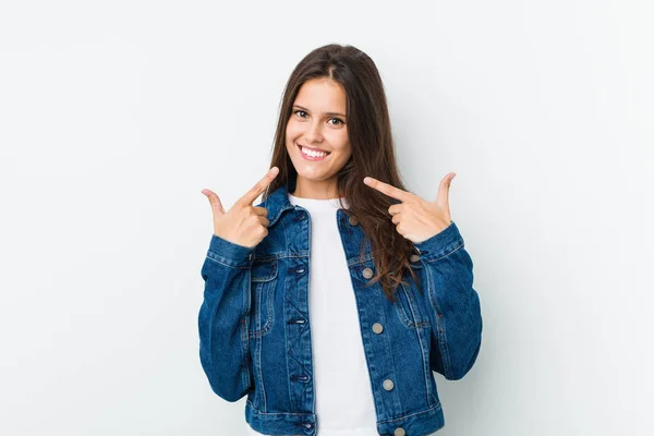 Jovem Mulher Bonita Sorri Apontando Dedos Para Boca — Fotografia de Stock