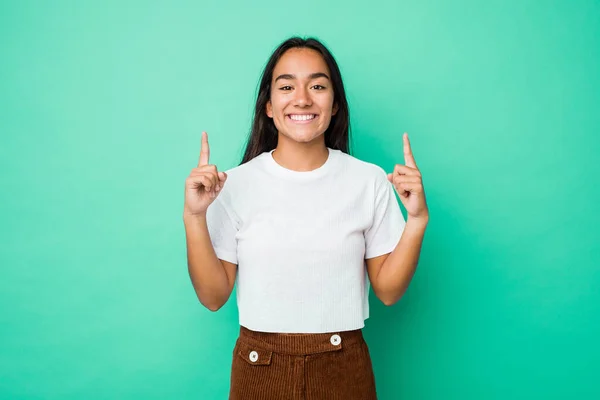 Ung Blandras Indian Kvinna Isolerad Indikerar Med Båda Framfingrarna Upp — Stockfoto