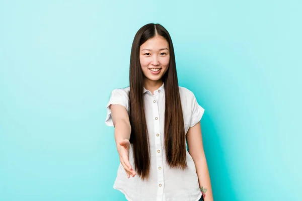 Junge Hübsche Chinesin Streckt Zur Begrüßung Die Hand Die Kamera — Stockfoto