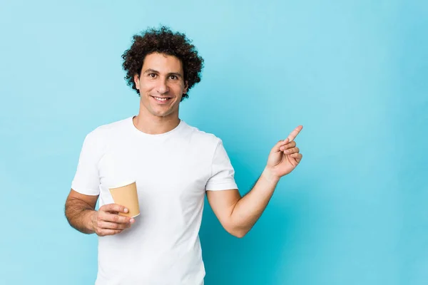 Jovem Caucasiano Encaracolado Homem Segurando Café Takeaway Sorrindo Alegremente Apontando — Fotografia de Stock