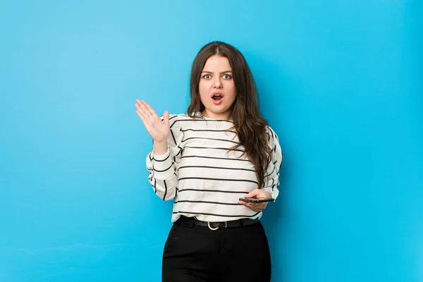 Jonge Bochtige Vrouw Met Een Telefoon Verrast Geschokt — Stockfoto