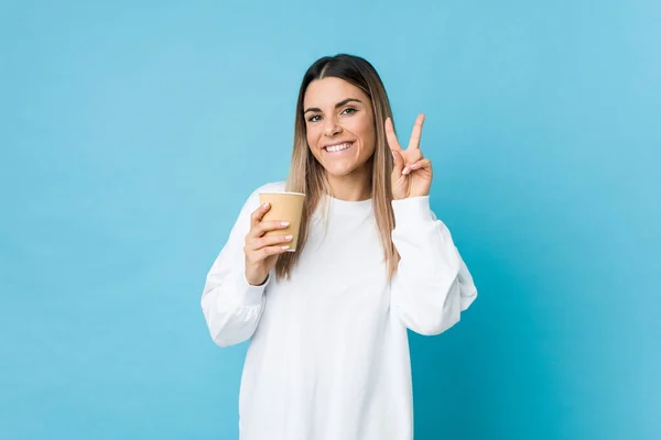 Joven Mujer Caucásica Sosteniendo Café Para Llevar Mostrando Signo Victoria — Foto de Stock