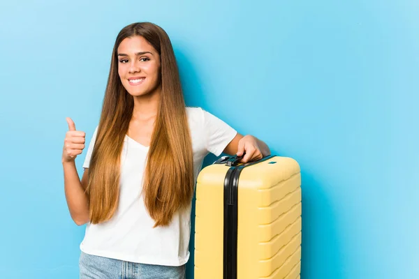 Joven Mujer Caucásica Sosteniendo Una Maleta Viaje Sonriendo Levantando Pulgar —  Fotos de Stock