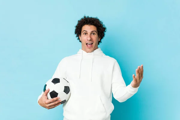 Sportowy Mężczyzna Trzyma Piłkę Nożną Świętując Zwycięstwo Lub Sukces — Zdjęcie stockowe