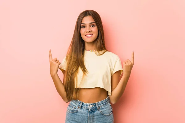 Young Slim Woman Indicates Both Fore Fingers Showing Blank Space — Stockfoto