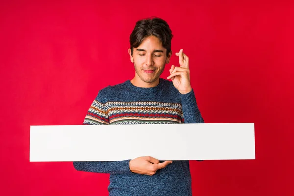 Junger Mann Drückt Auf Plakat Die Daumen Für Glück — Stockfoto