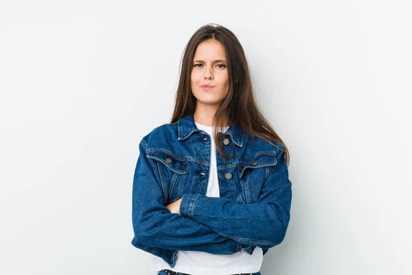 Junge Süße Frau Runzelt Verärgert Die Stirn Verschränkt Die Arme — Stockfoto