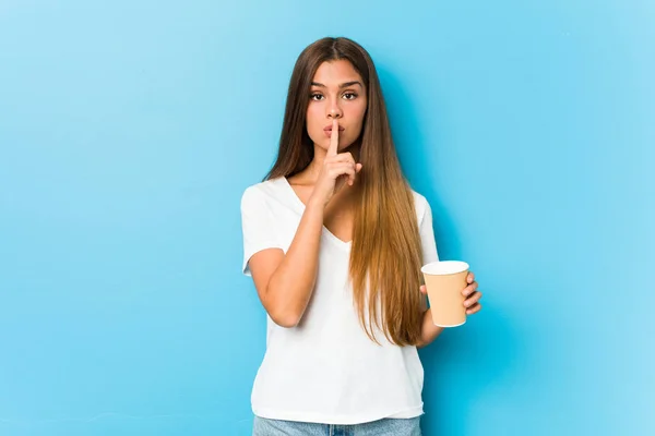 Genç Beyaz Bir Kadın Elinde Kahve Ile Bir Sır Saklıyor — Stok fotoğraf