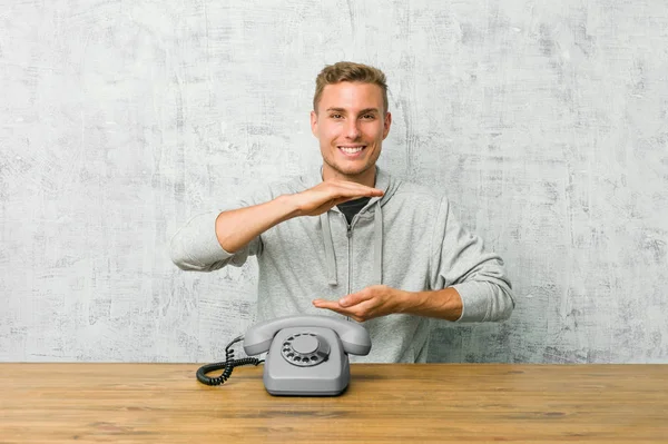 Jovem Falando Telefone Vintage Segurando Algo Com Duas Mãos Apresentação — Fotografia de Stock