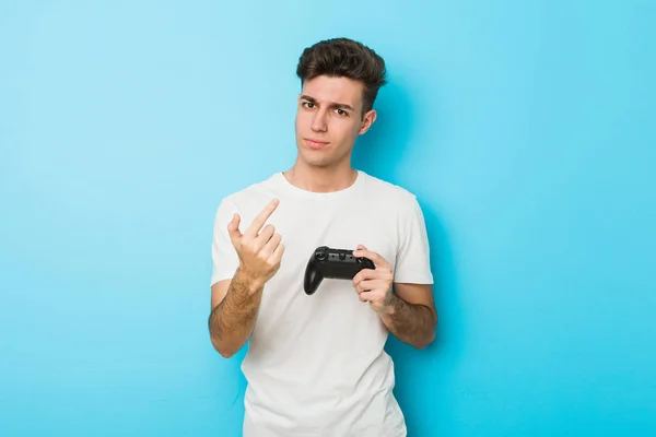 Oyun Kontrolörüyle Video Oyunu Oynayan Genç Beyaz Adam Seni Işaret — Stok fotoğraf