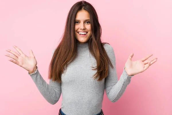 Giovane Donna Carina Che Celebra Una Vittoria Successo Sorpreso Scioccato — Foto Stock