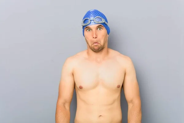 Jovem Nadador Profissional Encolhe Ombros Olhos Abertos Confusos — Fotografia de Stock