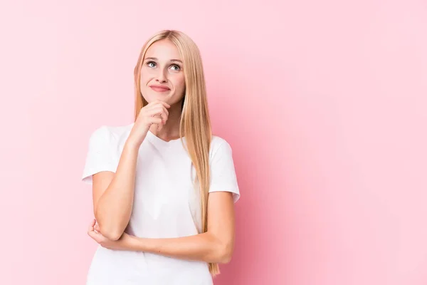 Mujer Rubia Joven Sobre Fondo Rosa Mirando Lado Con Expresión — Foto de Stock