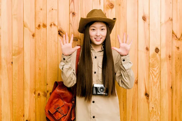 中国年轻的女旅行家举手表决第10名 — 图库照片
