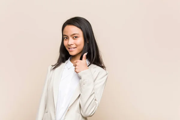 Joven Mujer China Negocios Sonriendo Levantando Pulgar —  Fotos de Stock