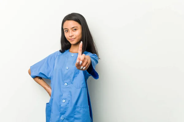 Νεαρή Ασιάτισσα Νοσοκόμα Που Δείχνει Νούμερο Ένα Δάχτυλο — Φωτογραφία Αρχείου