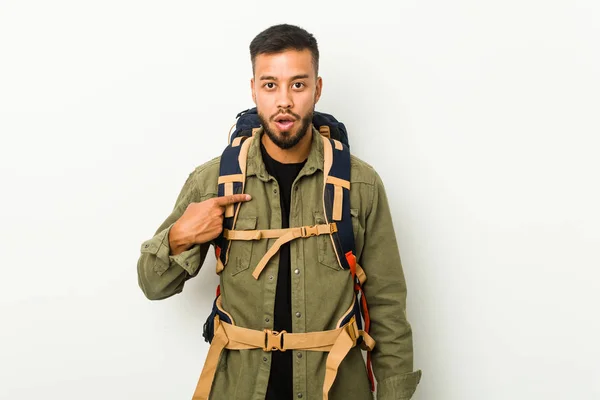 Joven Viajero Sudasiático Señalando Mano Espacio Copia Camisa Orgulloso Confiado —  Fotos de Stock